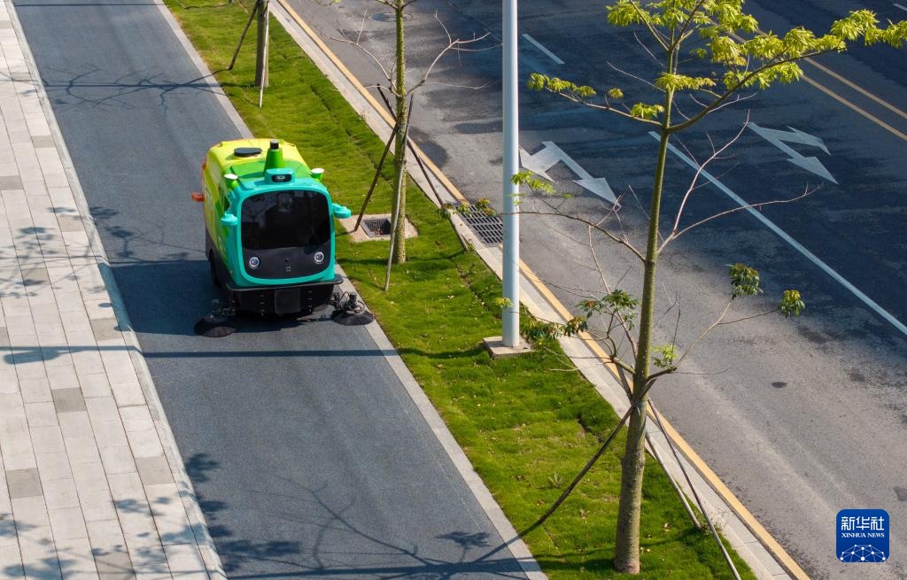 新华全媒+丨机器人出动!人工智能为城市环卫按下“加速键” 新华全媒+丨机器人出动!人工智能为城市环卫按下“加速键”