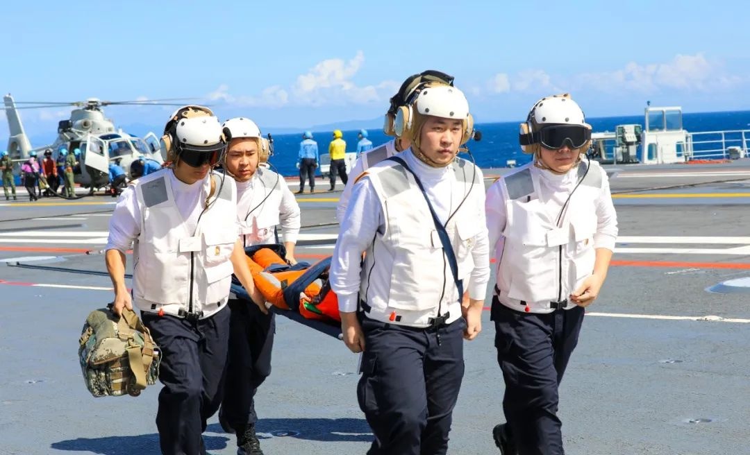 山东舰出动!南海某海域,舰机联合搜救演练 山东舰出动!南海某海域,舰机联合搜救演练
