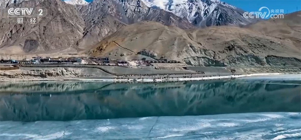 新疆阿勒泰“春日奇景”震撼心灵 云海+“半湖碎冰半湖春”吸引游客打卡 新疆阿勒泰“春日奇景”震撼心灵 云海+“半湖碎冰半湖春”吸引游客打卡