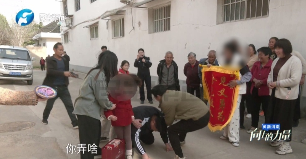 直接下跪！5岁女童家人泪崩，终于找到了！