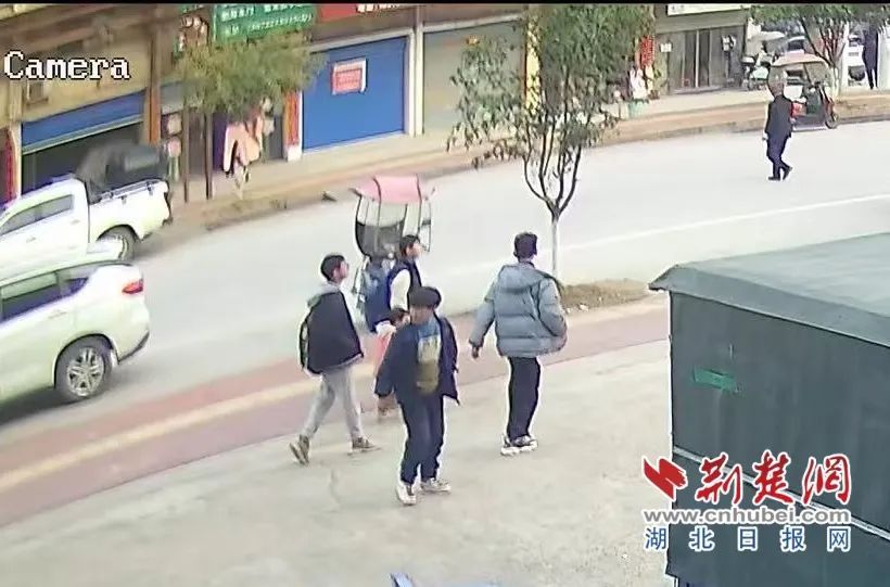 小学生“捡”到3岁走失萌娃，对着监控许愿：“做好事不写作业行不行？”