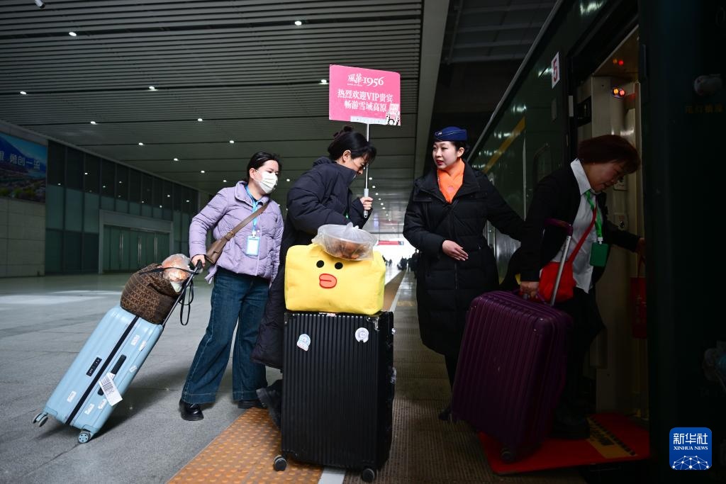 青藏铁路开行2025年首列入藏旅游专列