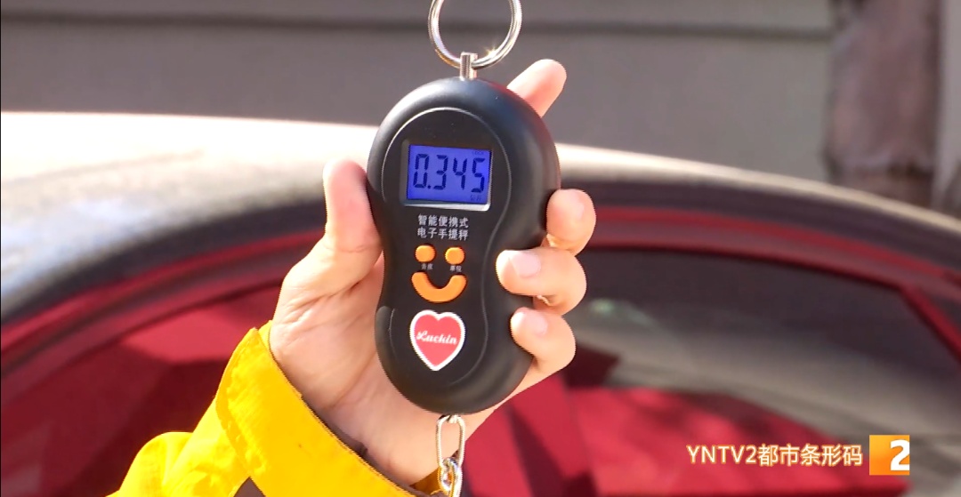 吓出冷汗！二楼扔下一包湿纸巾竟砸凹盆体！有点震撼……