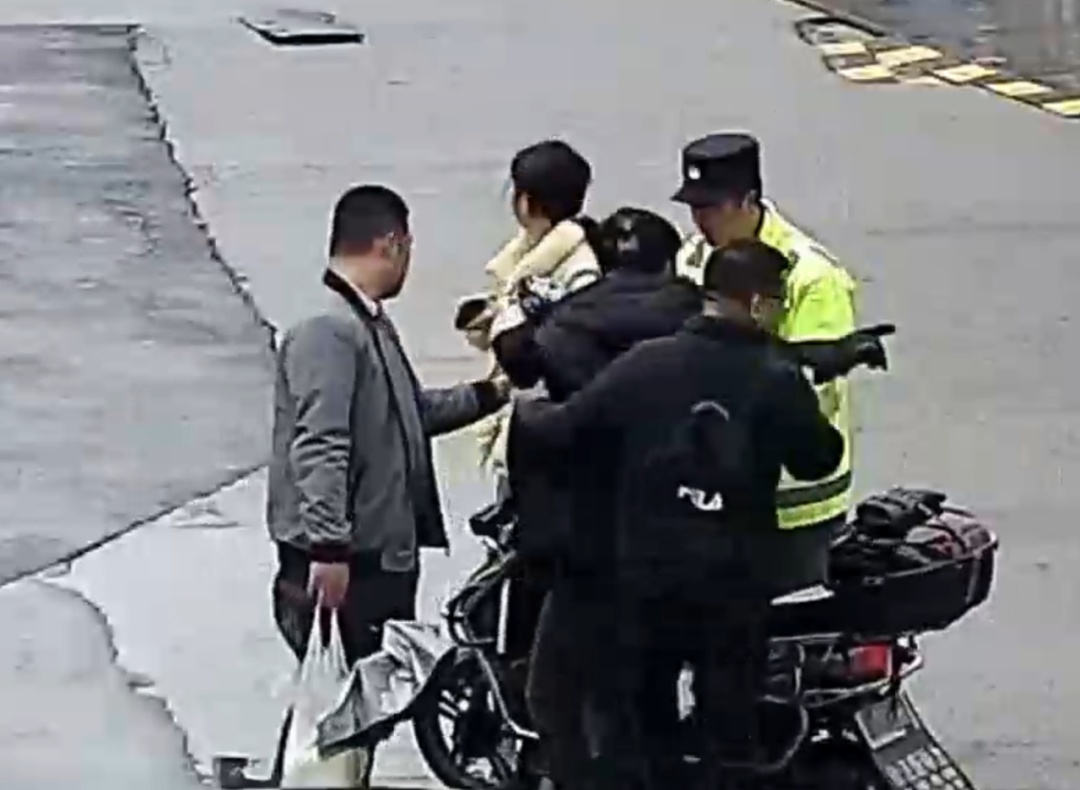 这是发生在上海街头的暖心一幕……