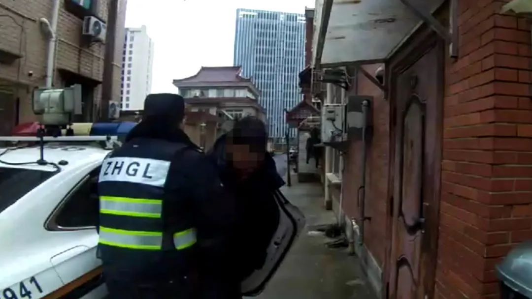 这是发生在上海街头的暖心一幕……