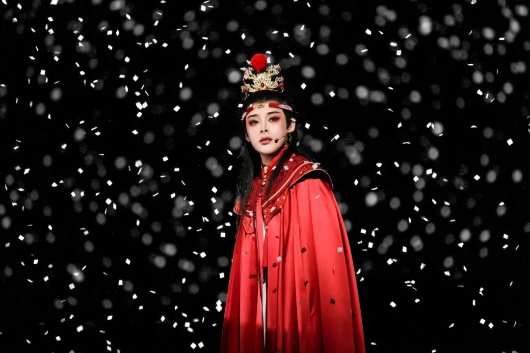 知名女演员突然滚下楼梯，网友直呼揪心！本人回应
