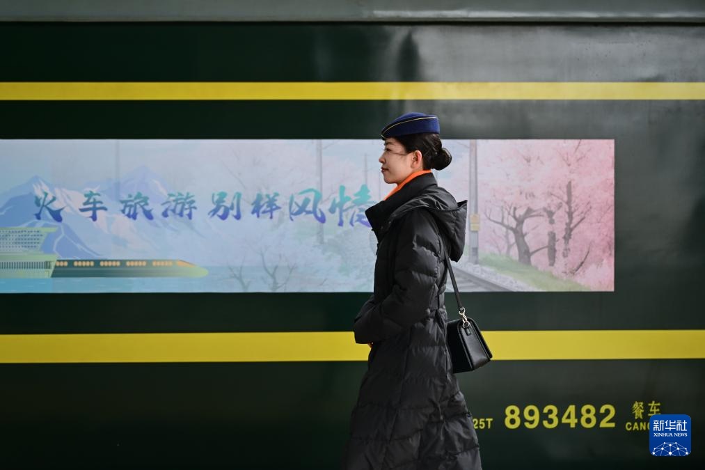 青藏铁路开行2025年首列入藏旅游专列