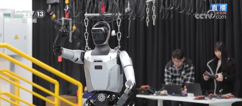 打太极、侧空翻、踢球……“技能学校”生源不断 解锁更多机器人新本领