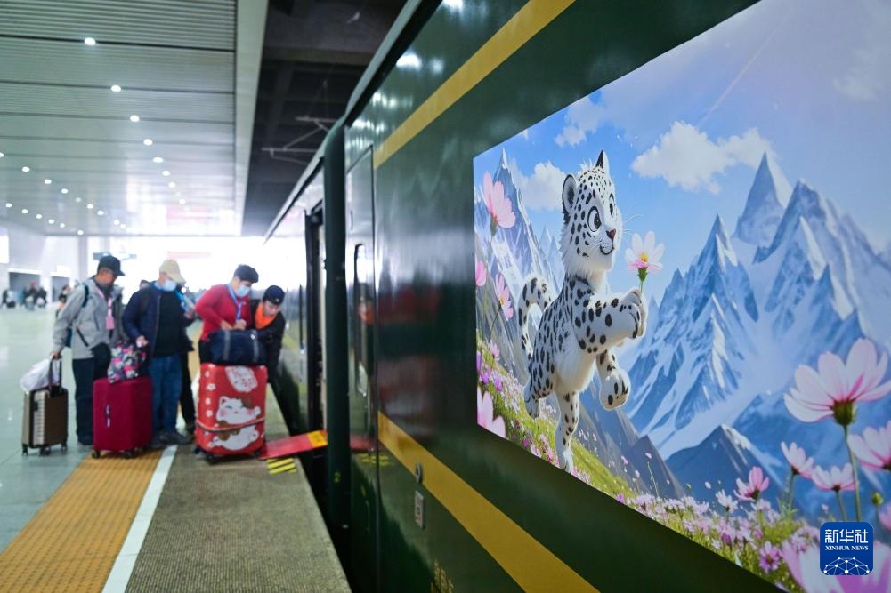 青藏铁路开行2025年首列入藏旅游专列