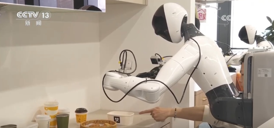 打太极、侧空翻、踢球……“技能学校”生源不断 解锁更多机器人新本领