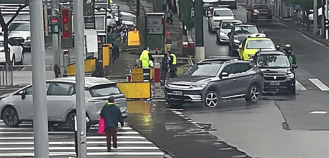 这是发生在上海街头的暖心一幕……