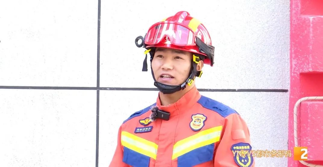 吓出冷汗！二楼扔下一包湿纸巾竟砸凹盆体！有点震撼……