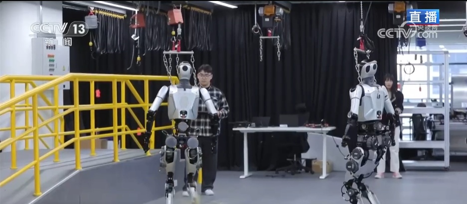 打太极、侧空翻、踢球……“技能学校”生源不断 解锁更多机器人新本领