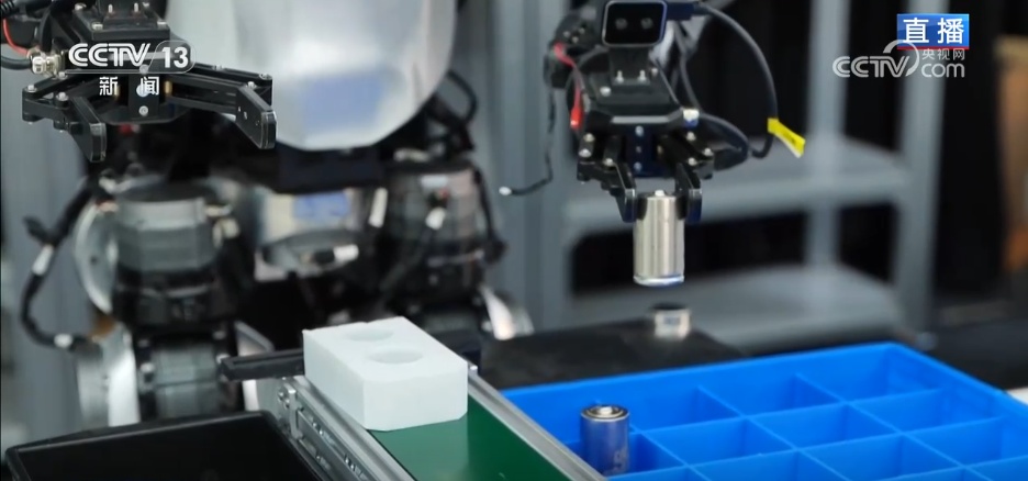 打太极、侧空翻、踢球……“技能学校”生源不断 解锁更多机器人新本领