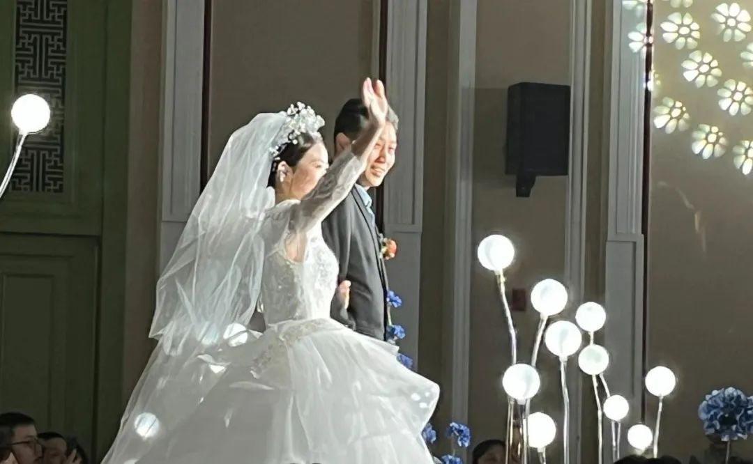 婚礼进行到一半，一群人集体“跑了”？