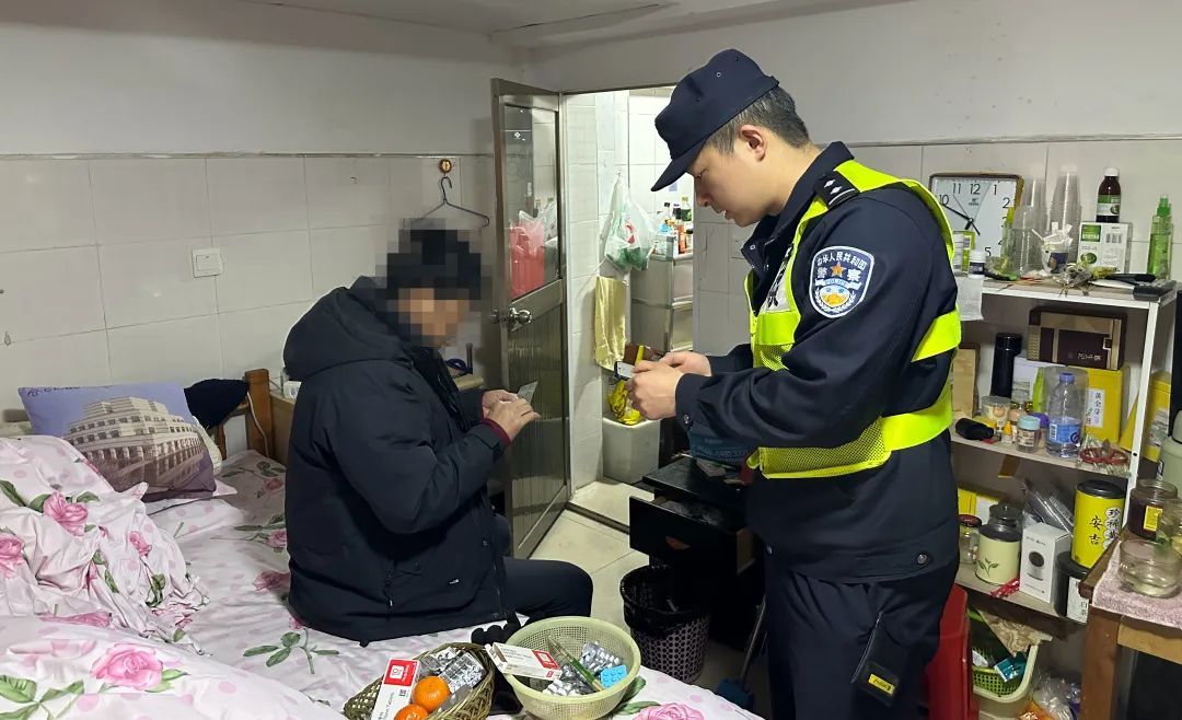 这是发生在上海街头的暖心一幕……