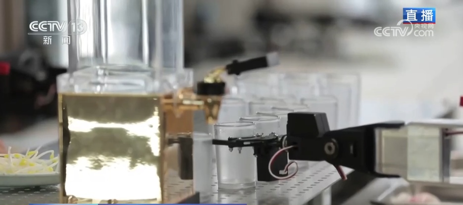 打太极、侧空翻、踢球……“技能学校”生源不断 解锁更多机器人新本领