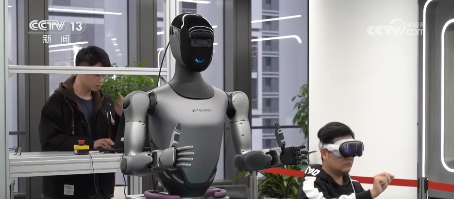 打太极、侧空翻、踢球……“技能学校”生源不断 解锁更多机器人新本领