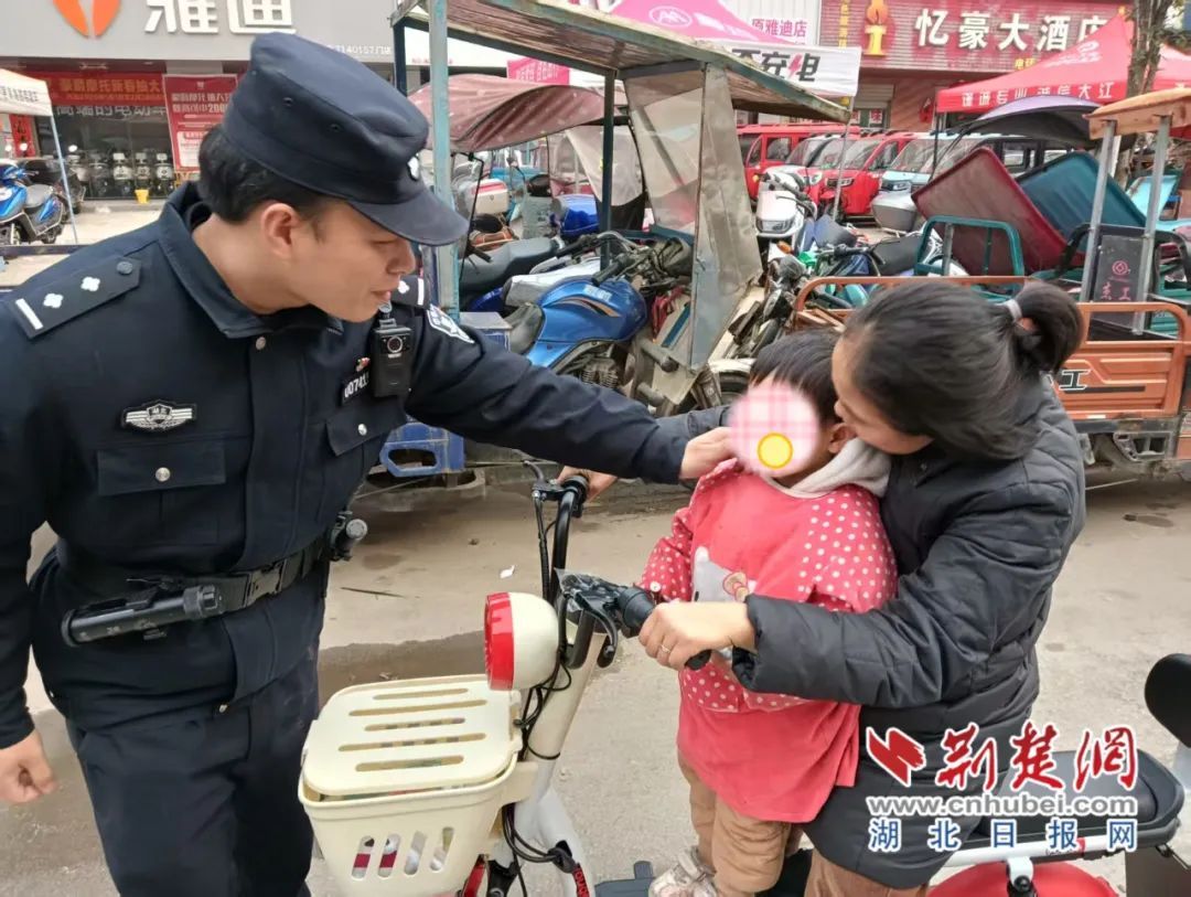 小学生“捡”到3岁走失萌娃，对着监控许愿：“做好事不写作业行不行？”