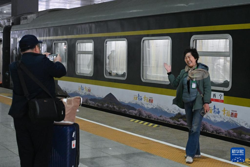 青藏铁路开行2025年首列入藏旅游专列