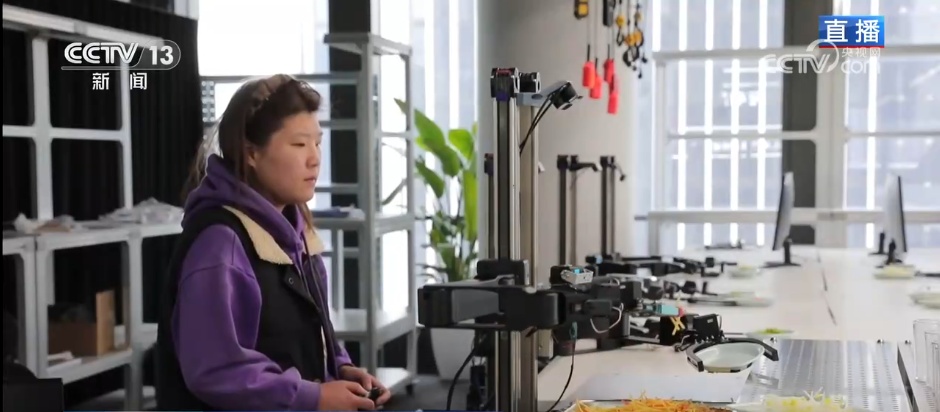 打太极、侧空翻、踢球……“技能学校”生源不断 解锁更多机器人新本领