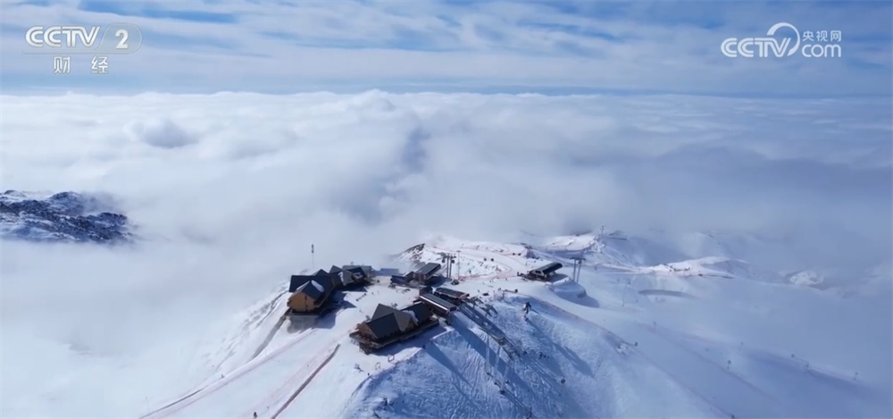 新疆阿勒泰“春日奇景”震撼心灵 云海+“半湖碎冰半湖春”吸引游客打卡 新疆阿勒泰“春日奇景”震撼心灵 云海+“半湖碎冰半湖春”吸引游客打卡