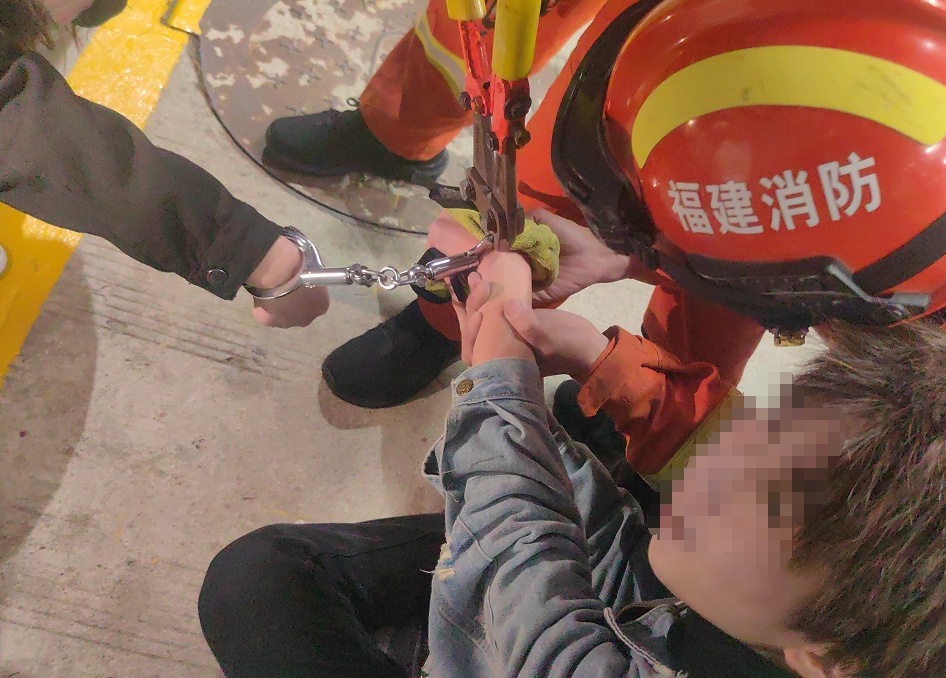 大冒险失控！男生亲手将女同学一起“铐”进消防站
