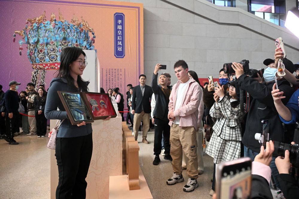“小文创”折射文旅“大热度” 国博“网红”凤冠冰箱贴销量破百万件