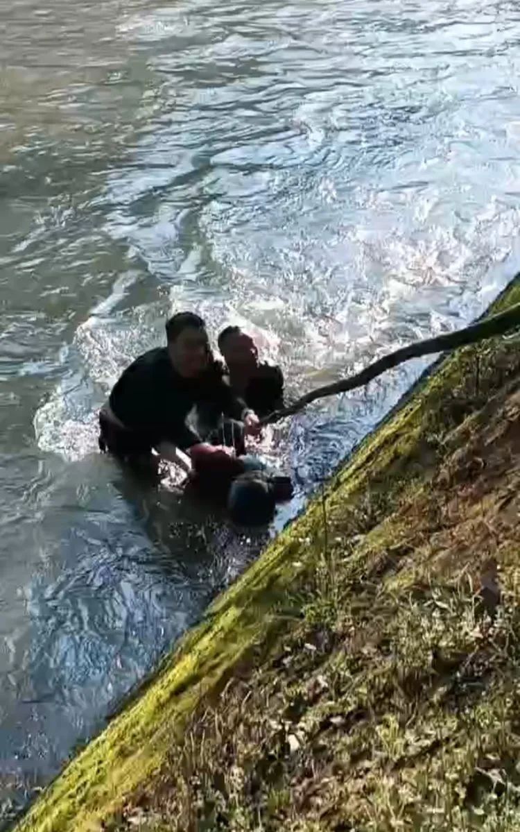 八旬老人意外坠河漂流数百米,退伍军人跳河救人 八旬老人意外坠河漂流数百米,退伍军人跳河救人