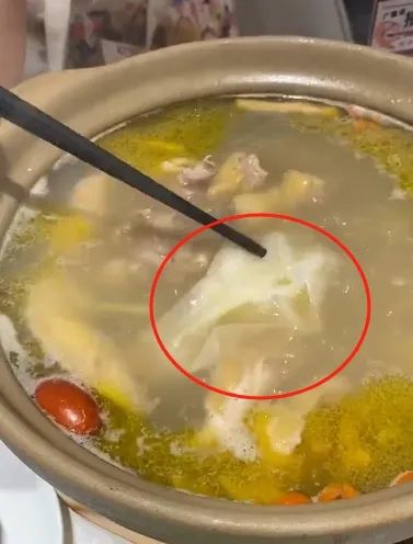 反转！上海一餐厅食物里吃出整张纸巾？最新：系顾客使用汤勺时不小心带入，已和解！