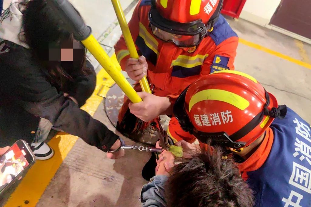 大冒险失控！男生亲手将女同学一起“铐”进消防站