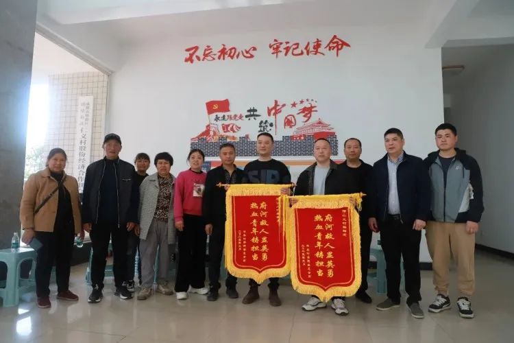 八旬老人意外坠河漂流数百米,退伍军人跳河救人 八旬老人意外坠河漂流数百米,退伍军人跳河救人