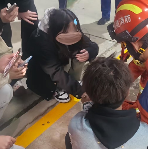 大冒险失控！男生亲手将女同学一起“铐”进消防站