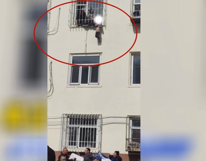 太惊险了!女童头卡3楼护栏上身体悬空 太惊险了!女童头卡3楼护栏上身体悬空