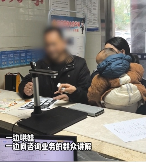 女警上班“带娃”？网友：靠谱！