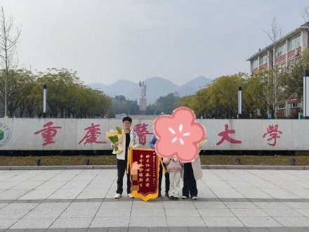 30分钟跪地按压+两次AED除颤，重庆医学生旅行途中救人一命