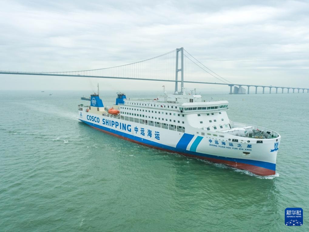 厦门对台直航新一代客滚船交付