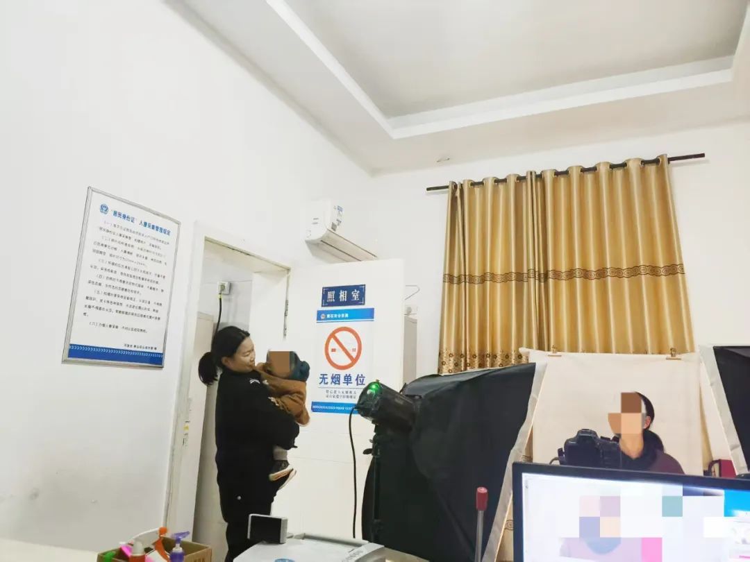 女警上班“带娃”？网友：靠谱！