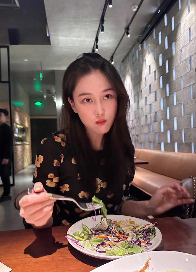 张馨予吃干净饮食瘦到106斤，称管不住嘴就看钟楚曦