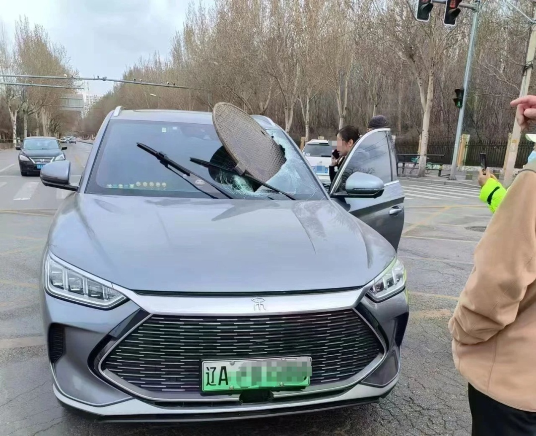 车辆行驶中，一井盖突然从天而降，直插主驾驶挡风玻璃……网友：这算谁的锅？