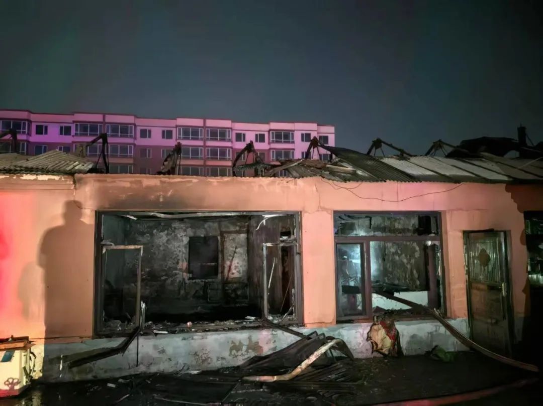 他们徒手拆开卷帘门后,煤气罐爆炸了…… 他们徒手拆开卷帘门后,煤气罐爆炸了……