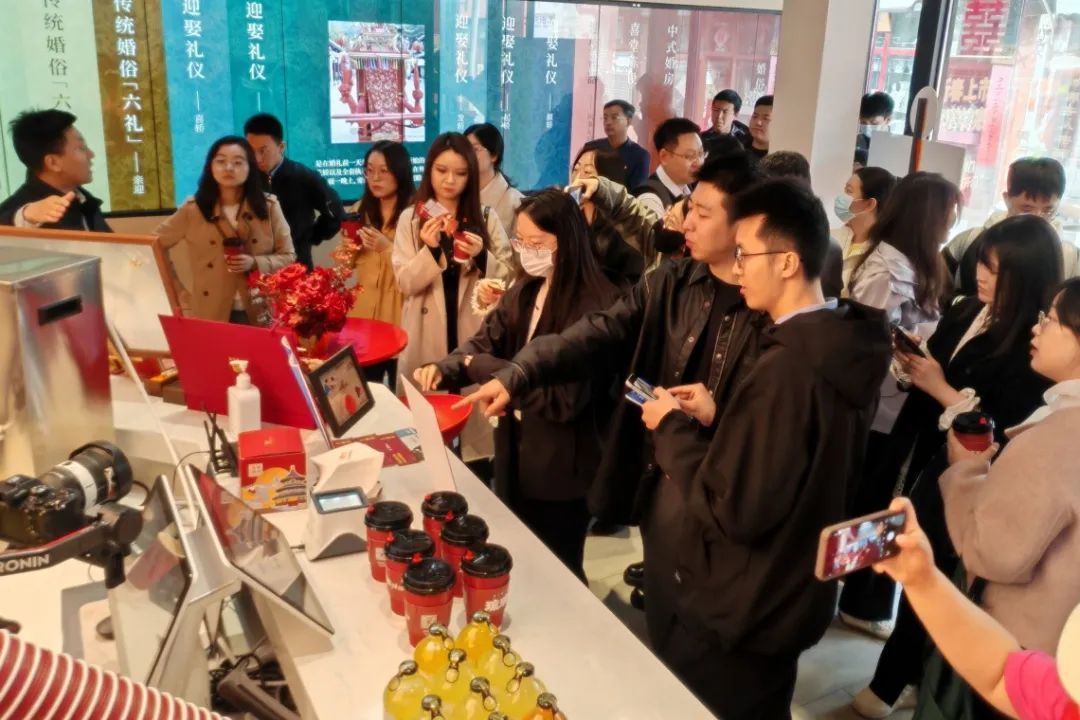 甜蜜路线首迎“体验官”!西城青年探秘婚俗新风尚 甜蜜路线首迎“体验官”!西城青年探秘婚俗新风尚