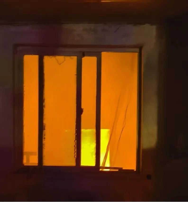 他们徒手拆开卷帘门后,煤气罐爆炸了…… 他们徒手拆开卷帘门后,煤气罐爆炸了……