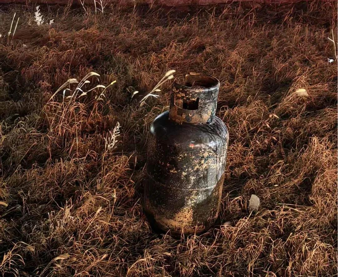 他们徒手拆开卷帘门后,煤气罐爆炸了…… 他们徒手拆开卷帘门后,煤气罐爆炸了……