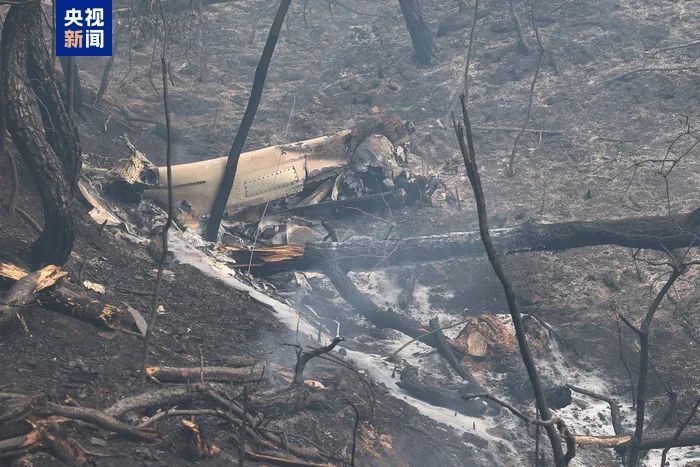 直升机坠毁！飞行员确认遇难！山火已致28人死亡