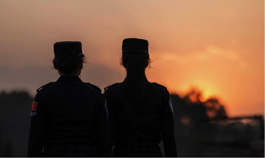 “这件事,可千万别告诉爸妈!” “这件事,可千万别告诉爸妈!”