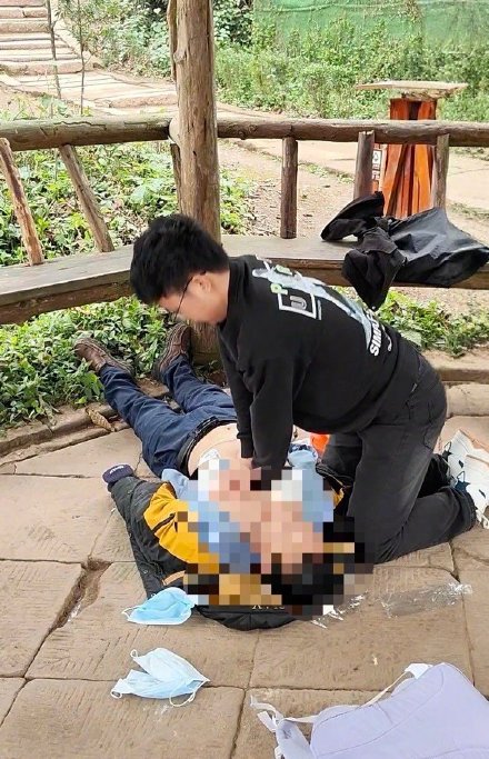 30分钟跪地按压+两次AED除颤，重庆医学生旅行途中救人一命