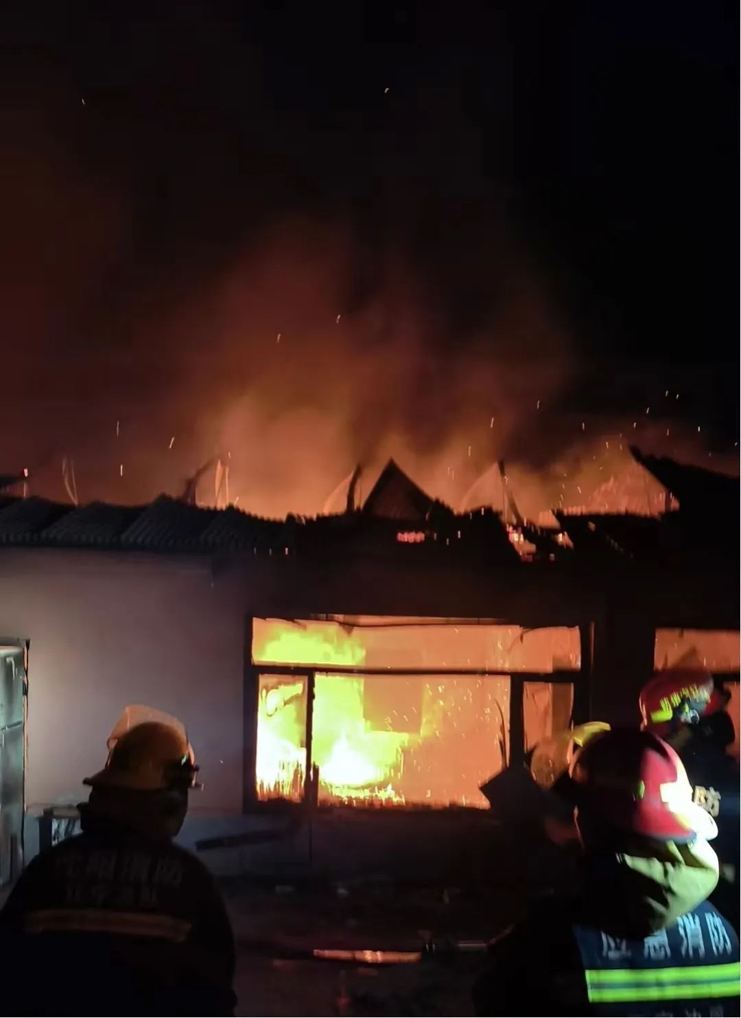 他们徒手拆开卷帘门后,煤气罐爆炸了…… 他们徒手拆开卷帘门后,煤气罐爆炸了……