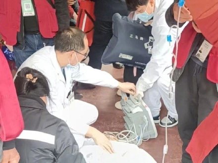 30分钟跪地按压+两次AED除颤，重庆医学生旅行途中救人一命