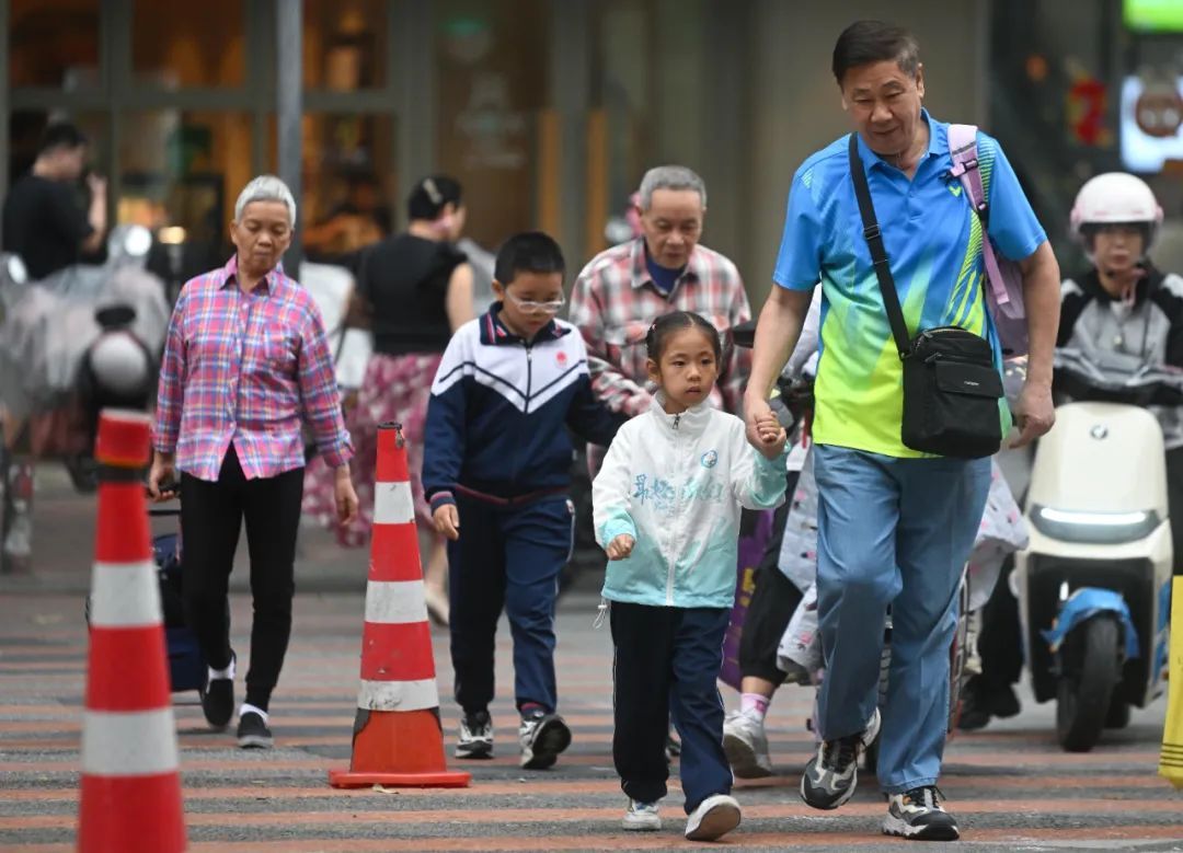 昨天短袖今天羽绒！广东77个寒冷黄色预警生效，广州局地最低仅7.3℃